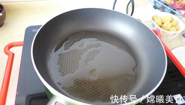 好吃|豆腐加这菜清香无比，再来点肉，好吃到上桌秒光！只长劲不长胖