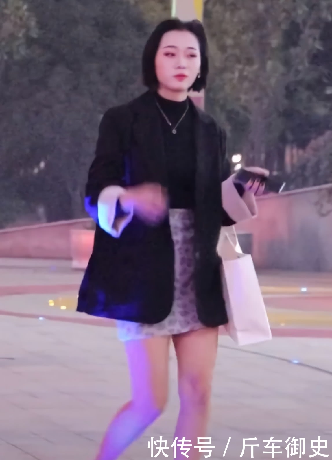 美女|美女是在用“生命”秀腿?穿上豹纹半身裙,腿都“缩成筷子”了