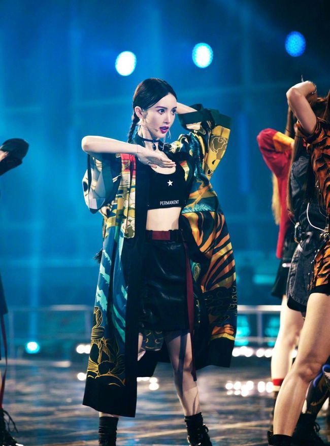 时髦|被她的穿搭给惊艳到了,身穿风衣配A字短裙,霸气又时髦