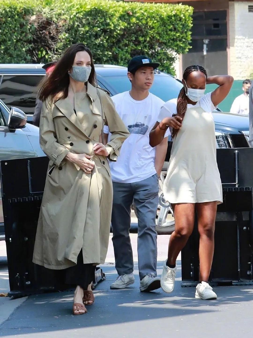 利落|安吉丽娜·朱莉真会穿,一件长款风衣潇洒利落,气场全开真有魅力