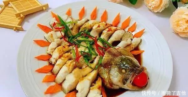 蒸鲈鱼时很多人不懂这1步 难怪蒸出来的鲈鱼 腥味重肉质老 粉紫色