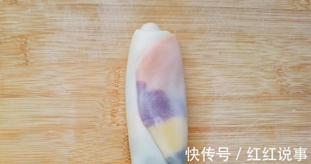 酥皮月饼|中秋来点不一样的,五彩月饼颜值高,酥软不腻味道好!