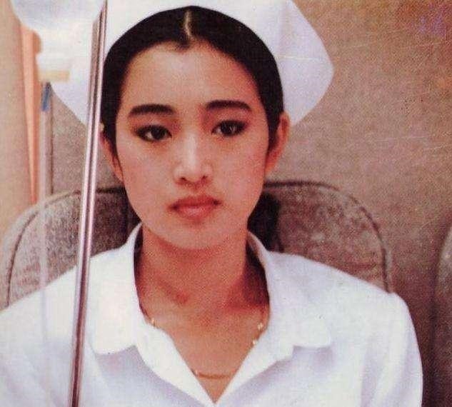 郎平!巩俐为“中国女排”题写寄语,字里行间充满英气,令书法家都汗颜