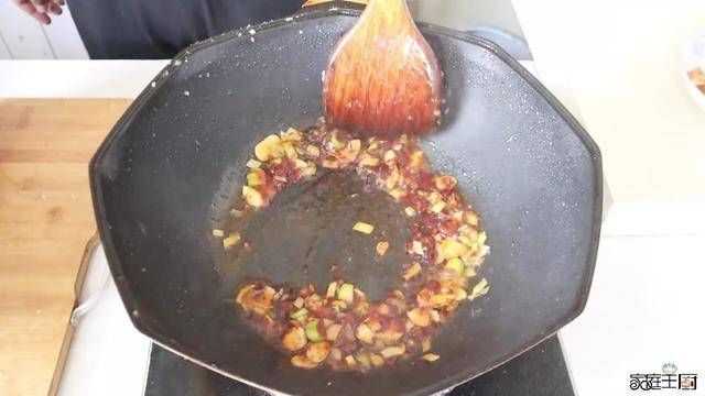 土豆和茄子别炖着吃了,教你新做法,比红烧肉还香,看着就流口水