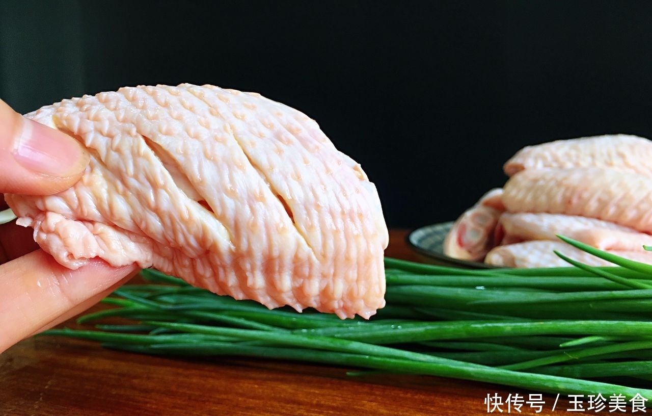 教你鸡翅的特别做法,把水换成它,烧出来的鸡肉香味更浓