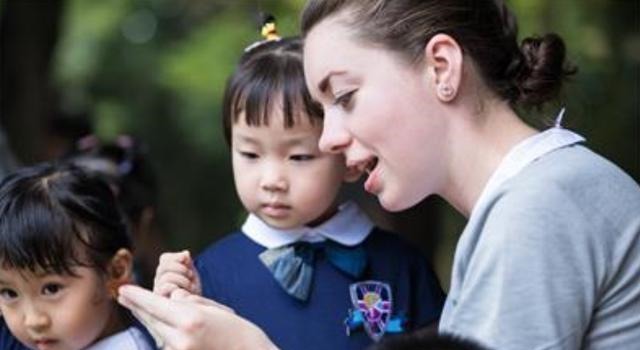 老大|弟弟趁着姐姐看电视,站在姐姐旁偷吃鸡腿,姐姐一低头被萌到了