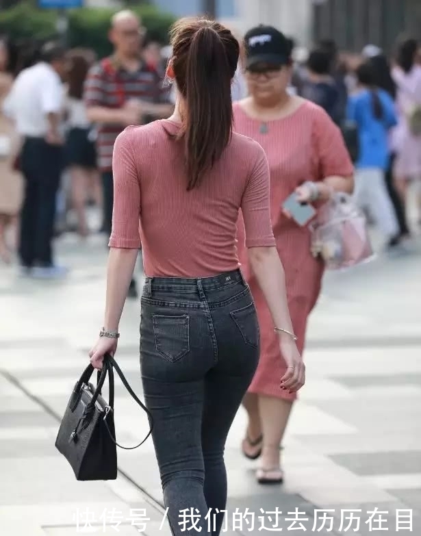 小姐姐爱穿简约牛仔裤,女性的百搭神器,展现简单的美最时尚