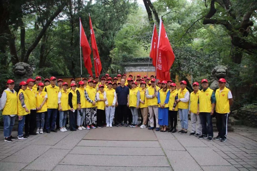 美景在您眼前, 我们在您身边!——叶彩肖和她的旅游志愿者服务队