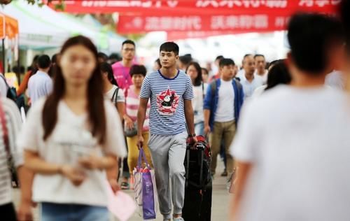 大学开学两个多月，除了要钱，孩子一个电话都没有，家长很心酸