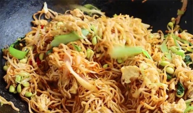 炒面很多人都做错了,大厨教你炒面的正确做法,不粘不坨,太香了