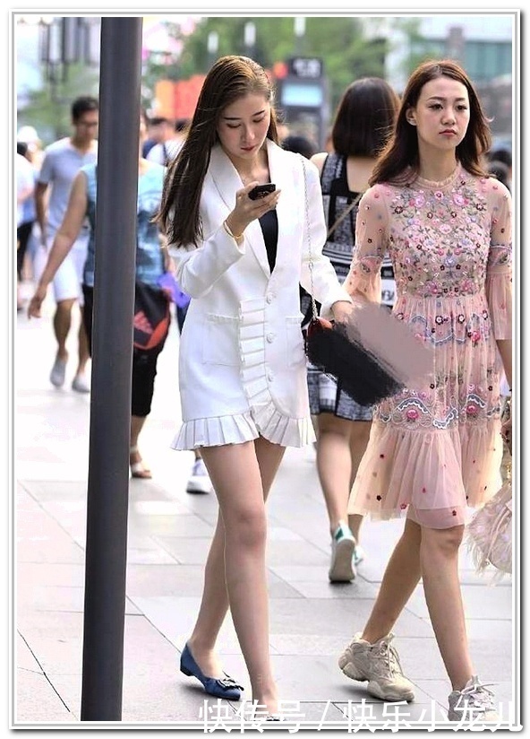 妩媚|小姐姐一袭裸色长裙,千般妩媚,出现在我的视野里!