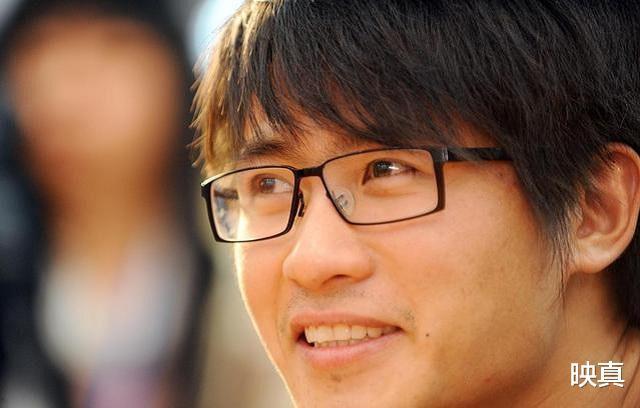 小说|高二辍学，靠写小说登上福布斯作家榜，38岁的韩寒活得令人羡慕