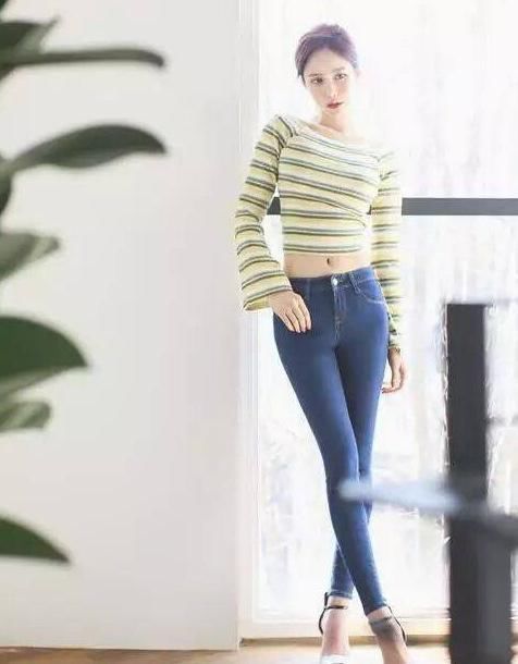 高贵|紧身牛仔裤修身显瘦,凸显女性婉约美,显得格外典雅高贵
