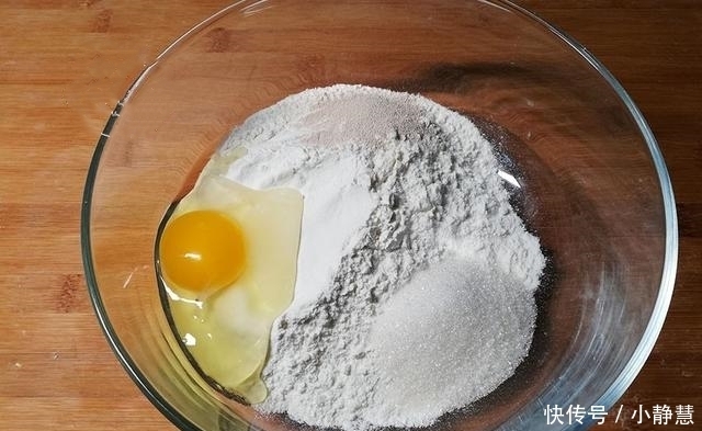不用|面粉里打一个鸡蛋,不用烤箱,不用电饭锅,简单一做,比吃肉还香