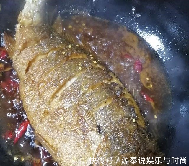 红烧大黄花鱼，鱼肉鲜嫩，汤汁浓郁