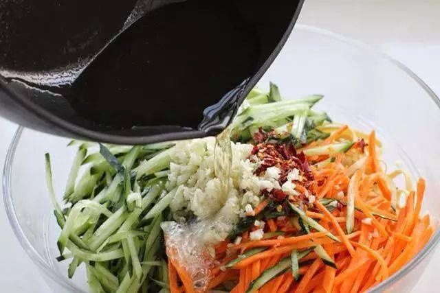 这菜，不炒也不炖，10分钟就做好，1盘不够吃