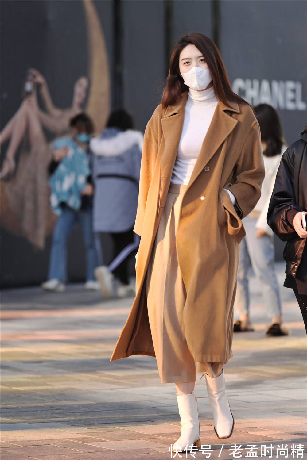 街拍|街拍:时尚美女选择大衣来搭配,冬天不是很冷,要穿出温暖