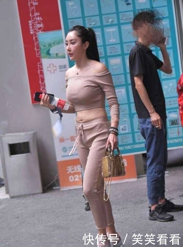 美女|美女街拍小姐姐穿针织套装出街,度过一个“温情”的秋天