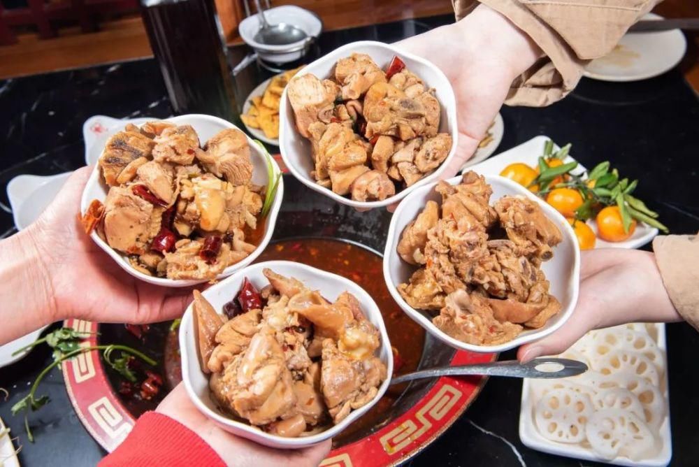 火锅|人均居然30+!红桥这家肥肠鸡火锅,吃出“黑科技”!吃到扶墙出~