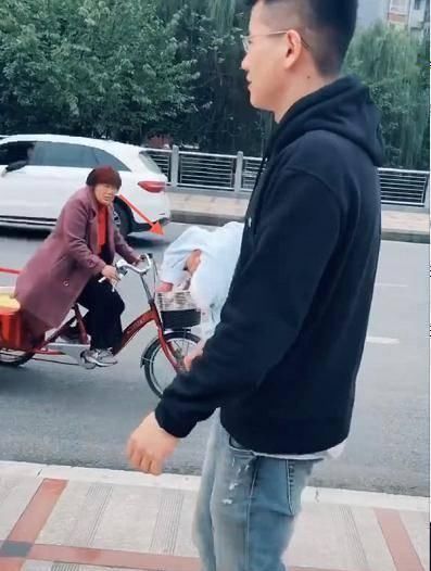姿势|“淡定奶爸”街上抱孩子走红,旁边阿姨眼神亮了这是亲生的