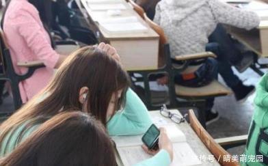 大学老师课后忘关投影仪，学生看到投影内容后倍感羞愧