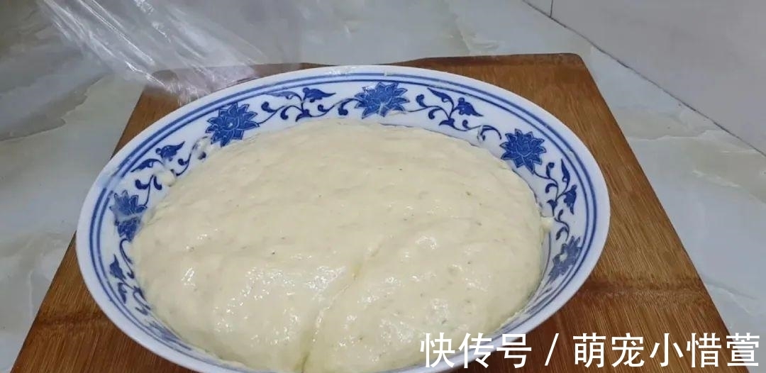 2个鸡蛋，3勺面粉，不用擀面，做出创意油炸饼，比吃油条还过瘾！