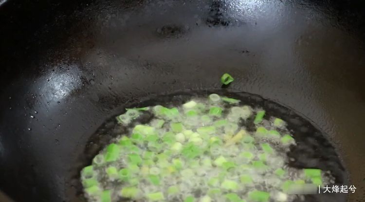 吃了30年疙瘩汤，有一种做法最神奇，搅疙瘩不放水，太厉害了