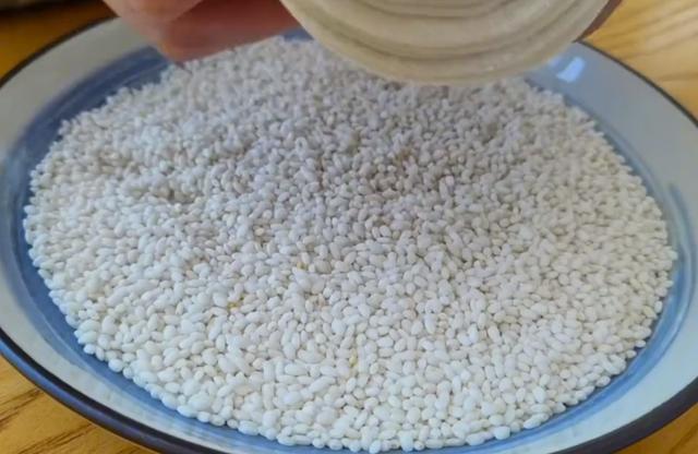 糯米别包粽子了,加2块钱饺子皮,比粽子还好吃,上桌家人抢着吃