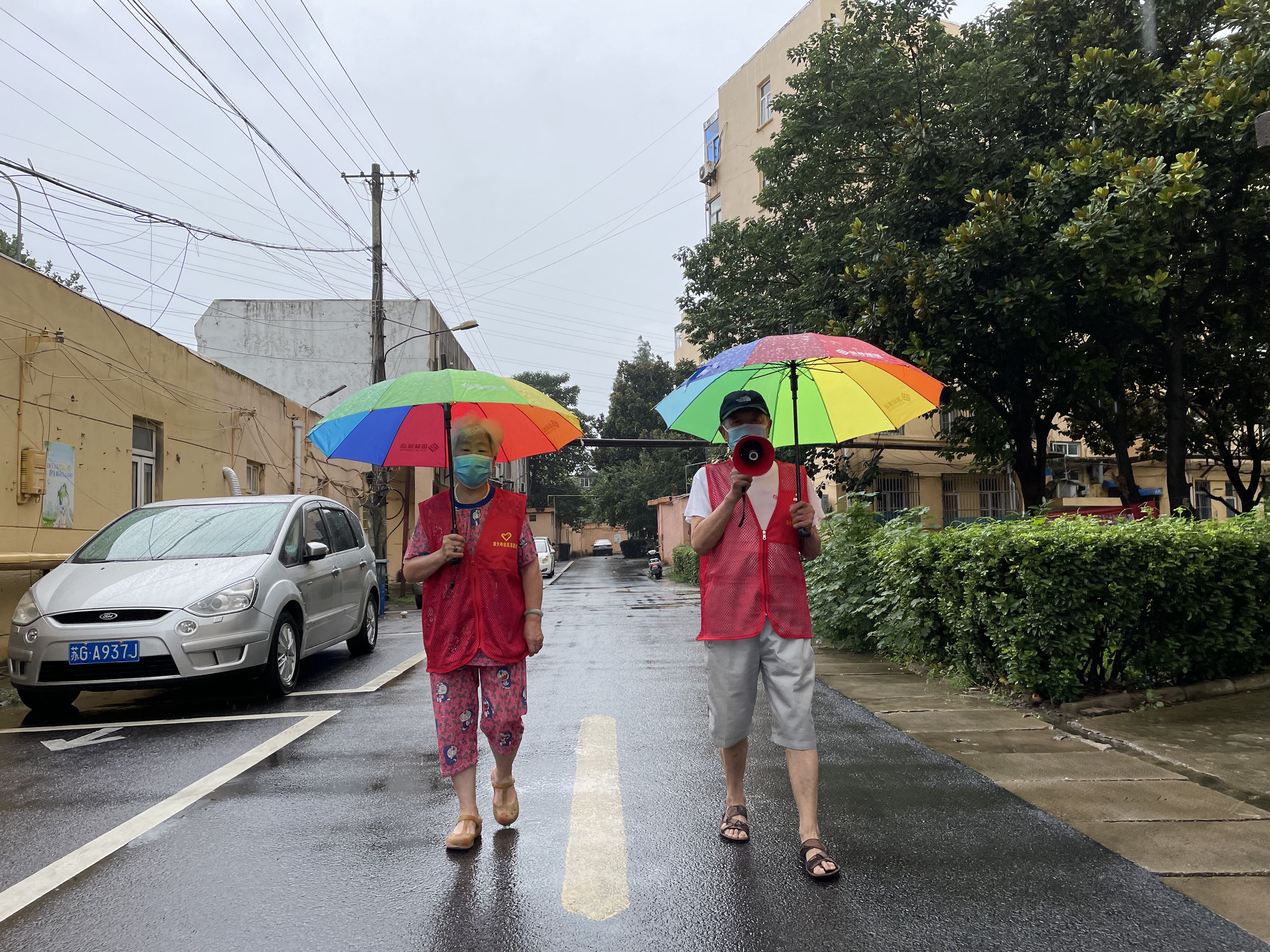 疫情|海州区幸福路街道：“志愿红”解锁多重身份，闪耀打卡战“疫”一线