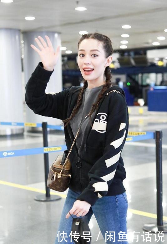 腿裤|吉娜产后恢复神速，又穿针织衫紧身裤秀身材，扎丸子头不像孩子妈