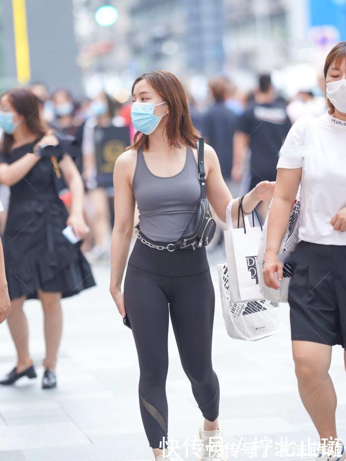 休闲鞋|灰色小背心搭配黑色健美裤,运动休闲,提升整体时尚感