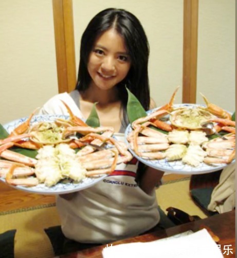 41岁安以轩罕见炫富!螃蟹塞满整个大冰箱,因生娃哺乳3年没吃