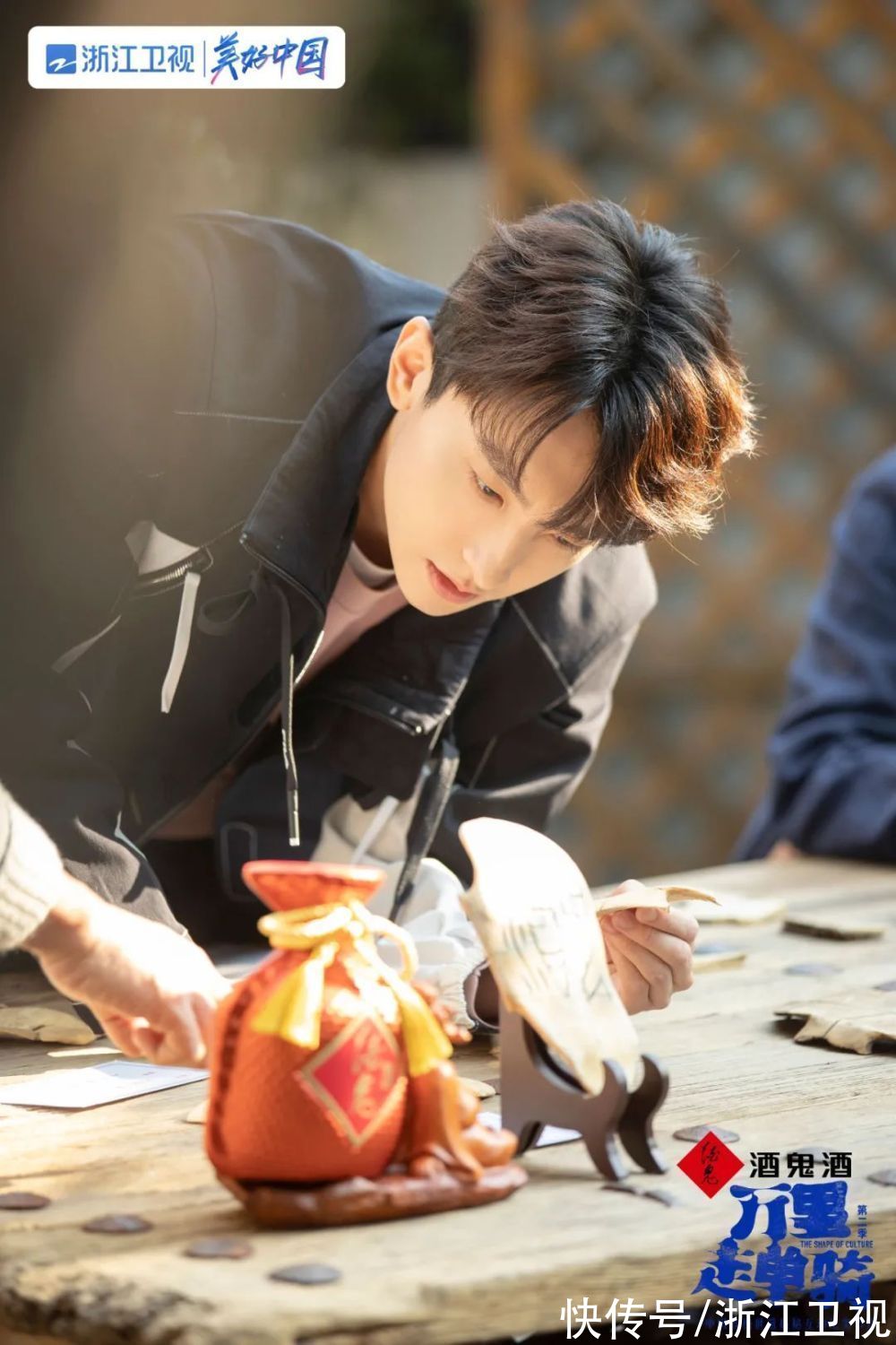 万里少年团#考古见证历史，文字传承文明《万里走单骑》第二季探寻中华文明基因 蓝天下