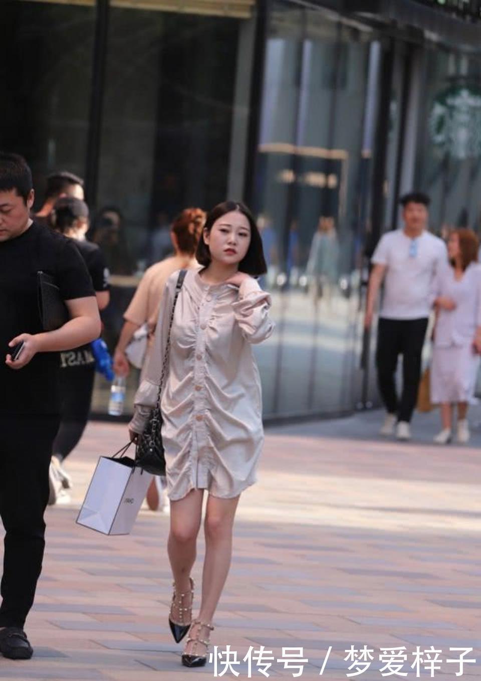 路人街拍,浅色的连衣裙简洁大方,看着更显迷人的魅力