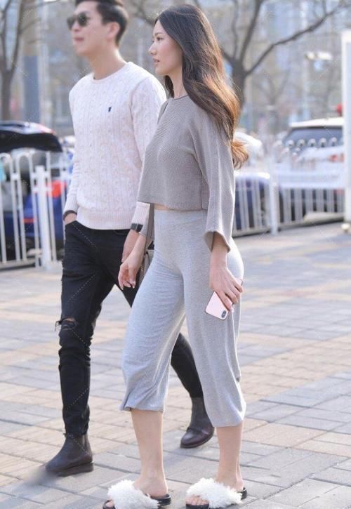 上衣 修身上衣突显优雅感，7分瑜伽裤也能穿出休闲风格，凉拖更是俏皮