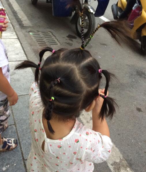 头发|妈妈给女儿扎的发辫每天不重样,让爸爸带一天,头发却变样了