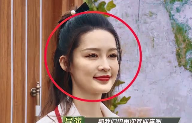 常驻嘉宾|李沁参加《跑男》，趁大笑时导演将镜头怼脸，真实颜值一览无余