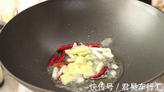 配菜|水煮鱼怎样做更好吃？大厨详细讲解鱼片腌制技巧，鱼肉滑嫩无腥味