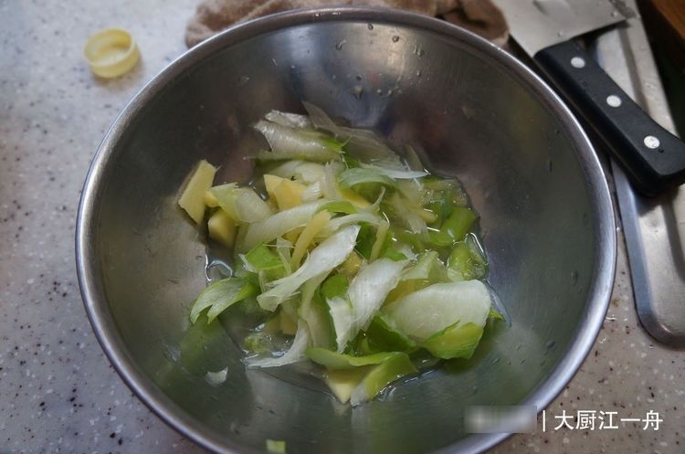 饺子|三伏天包饺子，白菜韭菜靠边站，我家就爱吃这馅，鲜嫩又多汁