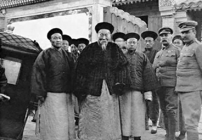 没动|晚清最残忍的一顿午饭,八位大将开心入座,还没动筷子人头就已经先落地了!