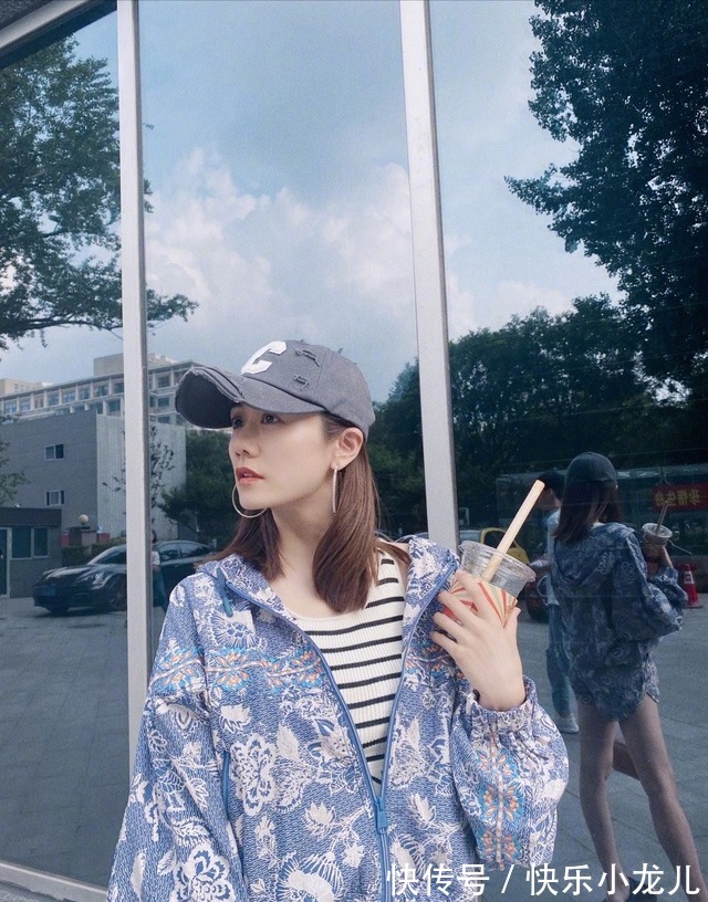 时髦 时尚穿搭,穿印花套装内搭露脐装,造型个性张扬