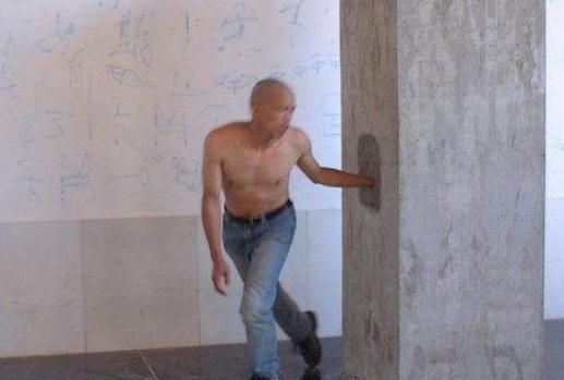 艺术界的狠人他割出肋骨制成项链,分别给