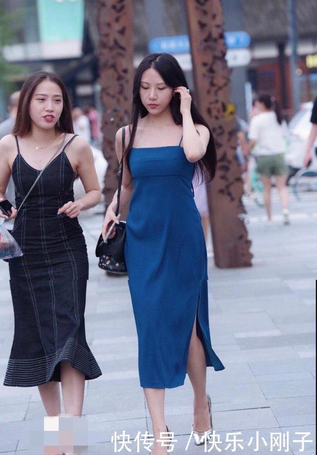 姐姐挎个上衣逛街,穿幽蓝色长裙,气质好高级