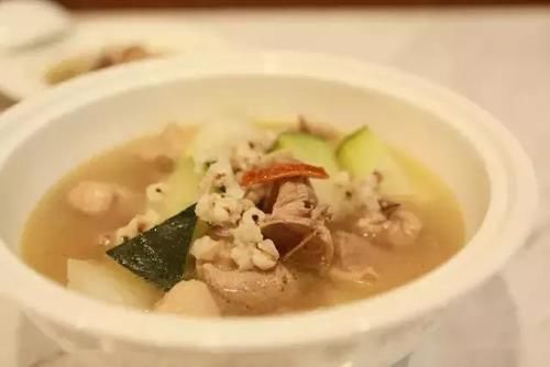  每天精选不同菜肴给大家，摆放好辣子鸡丁，生活需要的是一日三餐吃好