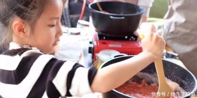 父母|4岁男孩杀鱼去鳞手法娴熟，孩子：幼儿园再不开，我要子承父业了