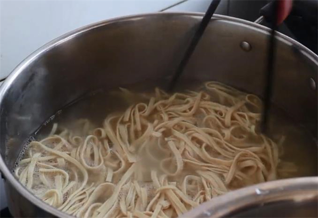 豆腐皮教你新做法,味道麻辣过瘾,刚上桌就被抢着吃,太香了