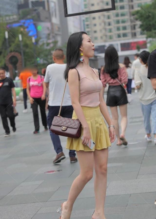 打造|粉色紧身上衣搭配百褶裙活力满满,透明高跟鞋轻松打造少女气质