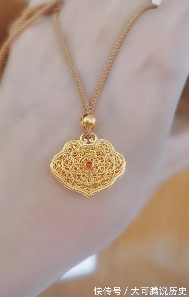 拉丝 这种项链是时尚必备品,复古经典的款式,颠覆你对黄金首饰的印象!