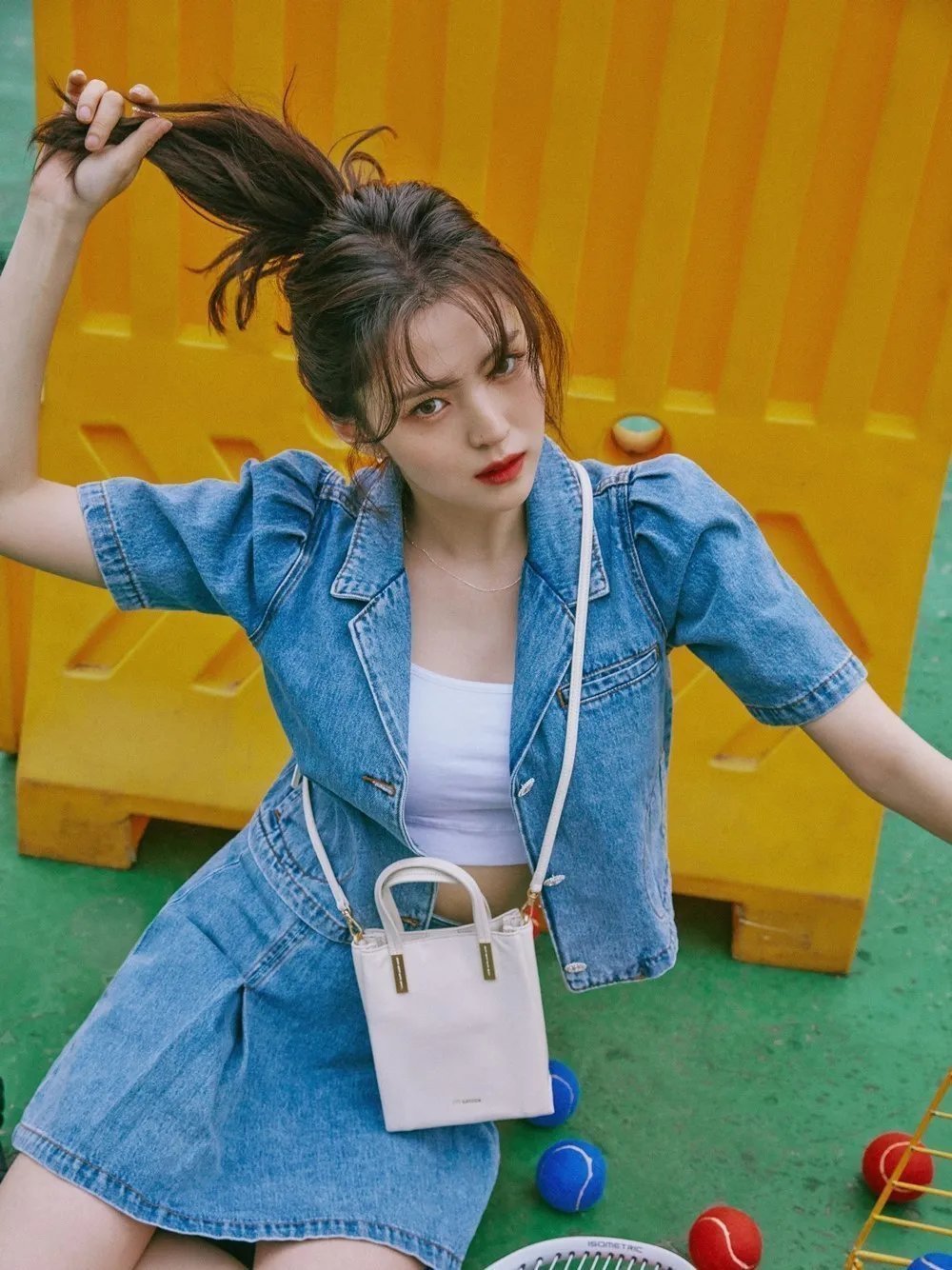 披头散发 别再披头散发了!这3个发型小技巧显嫩又高级