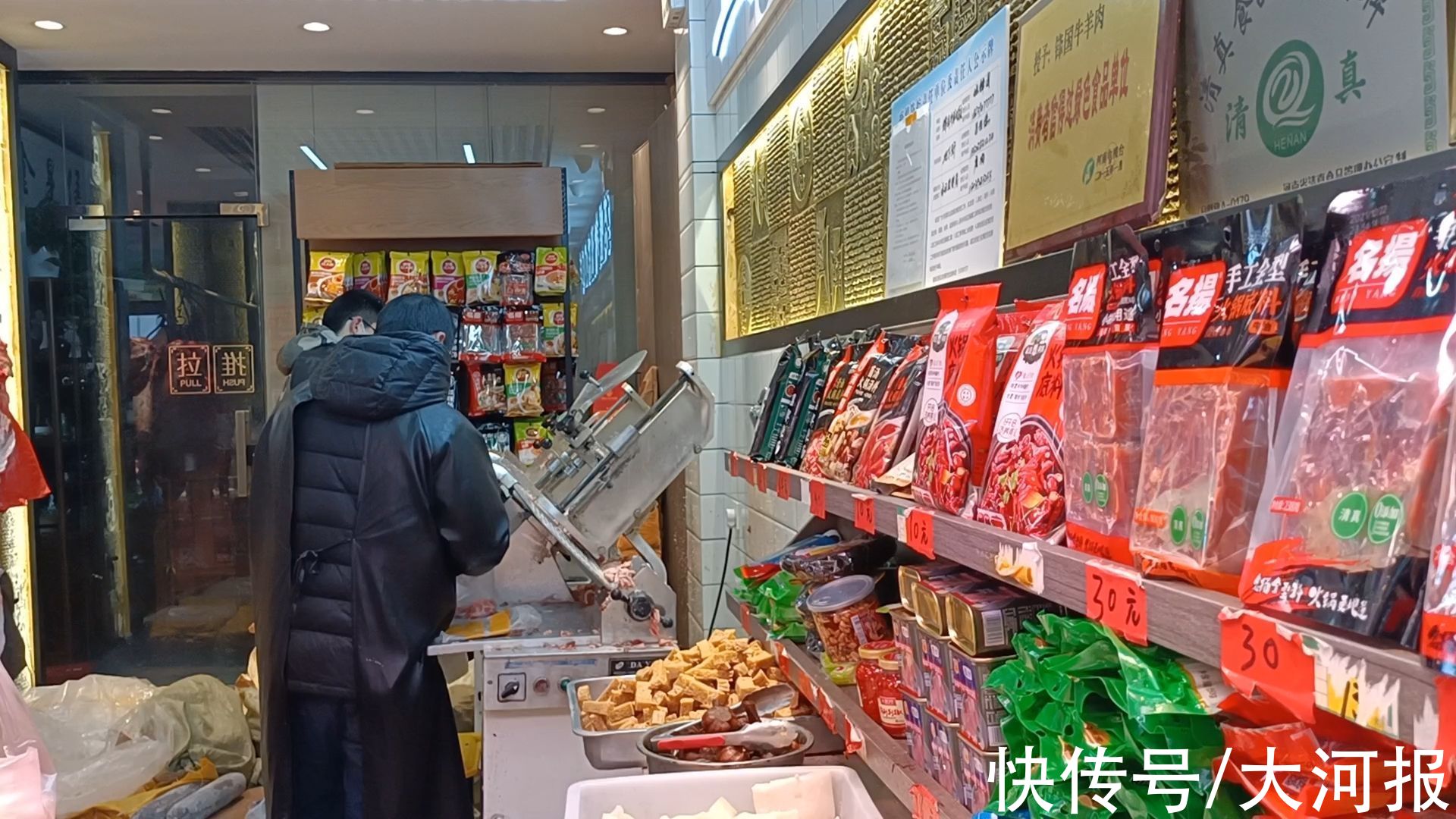 春节|春节将至，顺城街上的牛羊肉排队买起